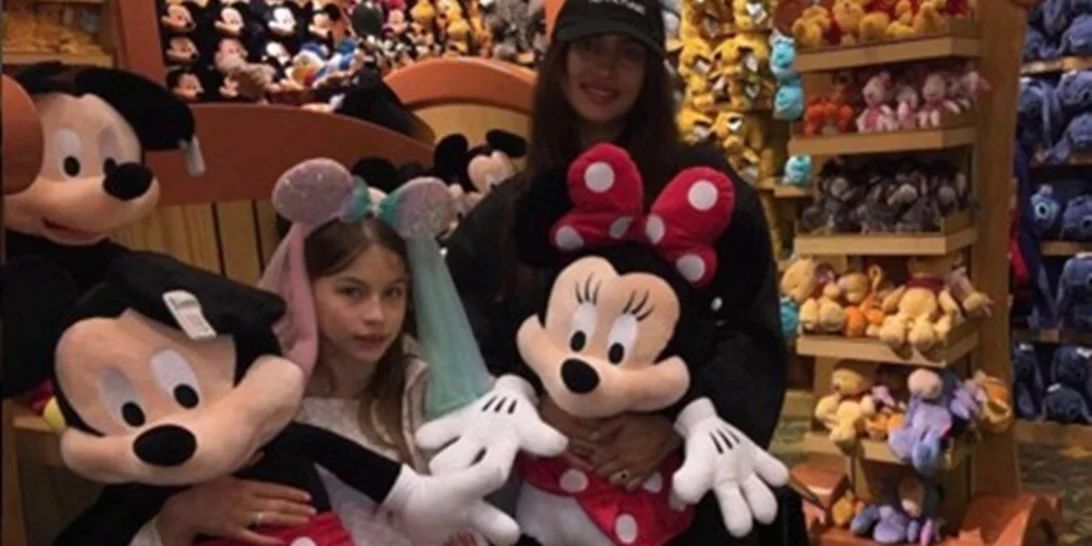 Irina Shayk: Με total black look βρέθηκε στη Disneyland!