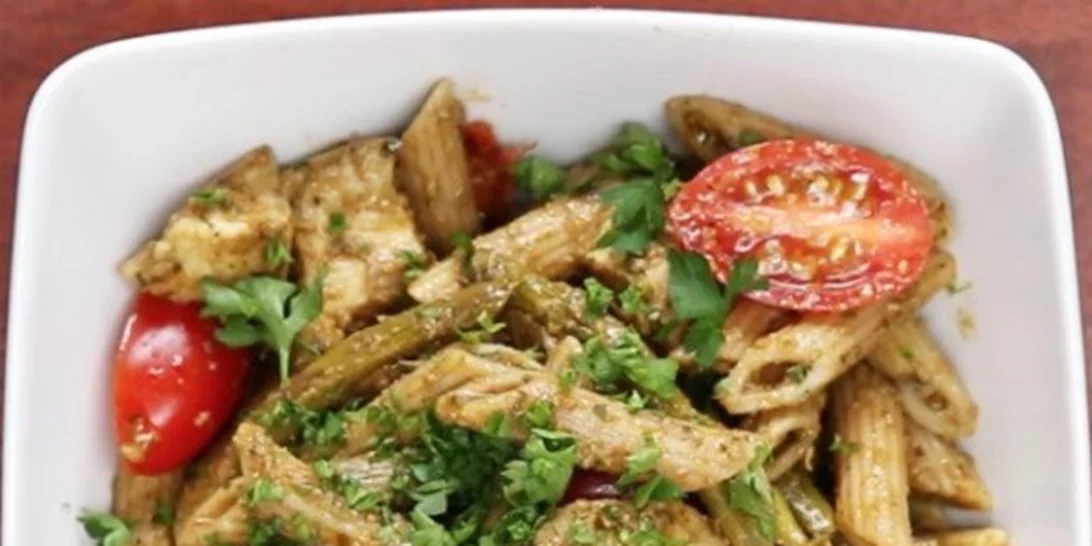 Light γεύμα για το γραφείο με πέννες ολικής άλεσης και φιλέτο κοτόπουλου