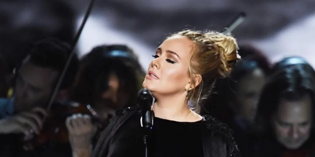Adele: Το αναπάντεχο ξέσπασμα κατά τη διάρκεια της ερμηνείας της στα Grammy