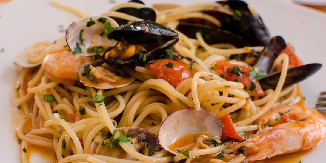 Συνταγές για Καθαρά Δευτέρα | Λαχταριστή μακαρονάδα με θαλασσινά