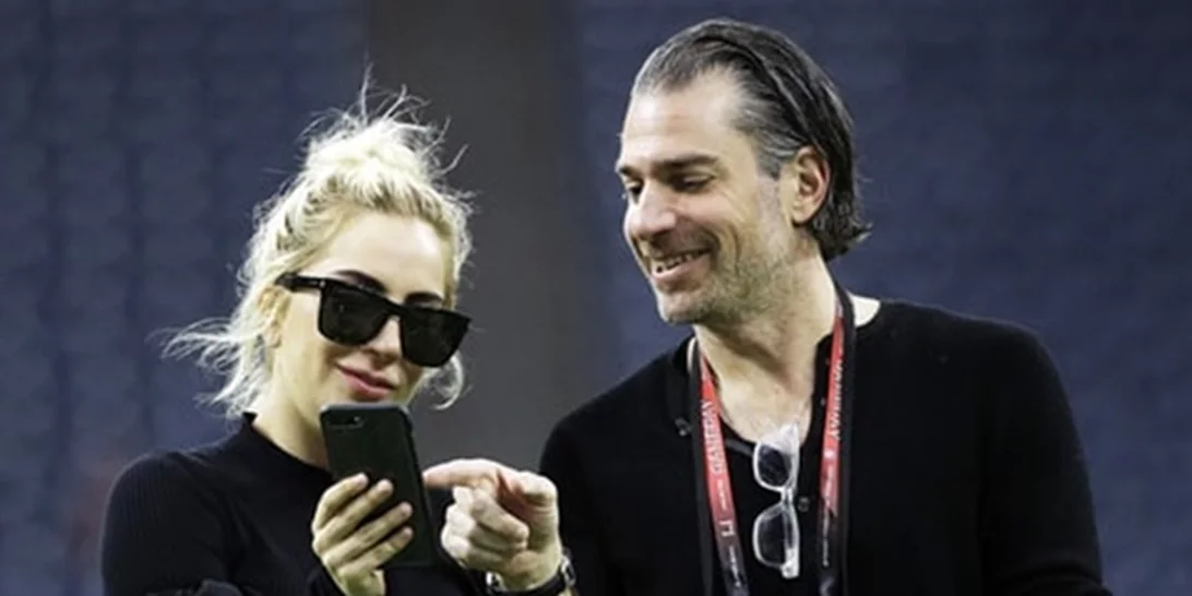 Lady Gaga: Ποζάρει στην αγκαλιά του αγαπημένου της Christian Carino