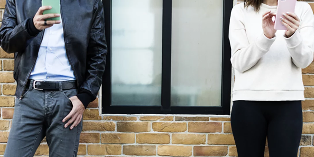 Phubbing: Μήπως η σχέση σου πάσχει από αυτό το σύγχρονο πρόβλημα;