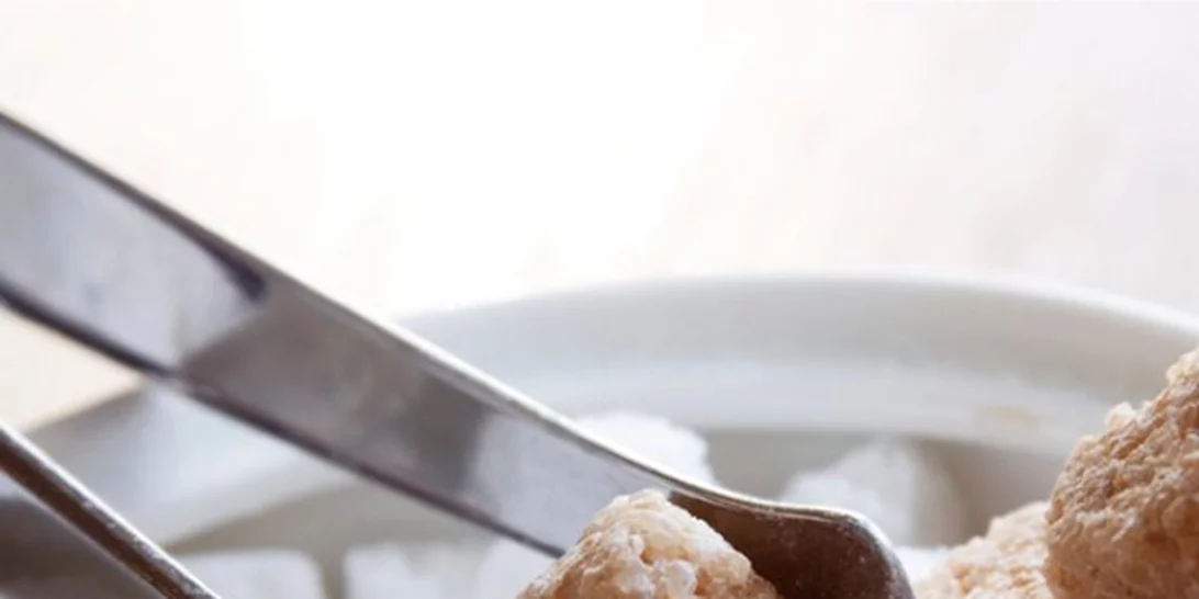 Είναι η καστανή ζάχαρη καλύτερη από τη λευκή; Μάθε όλη την αλήθεια