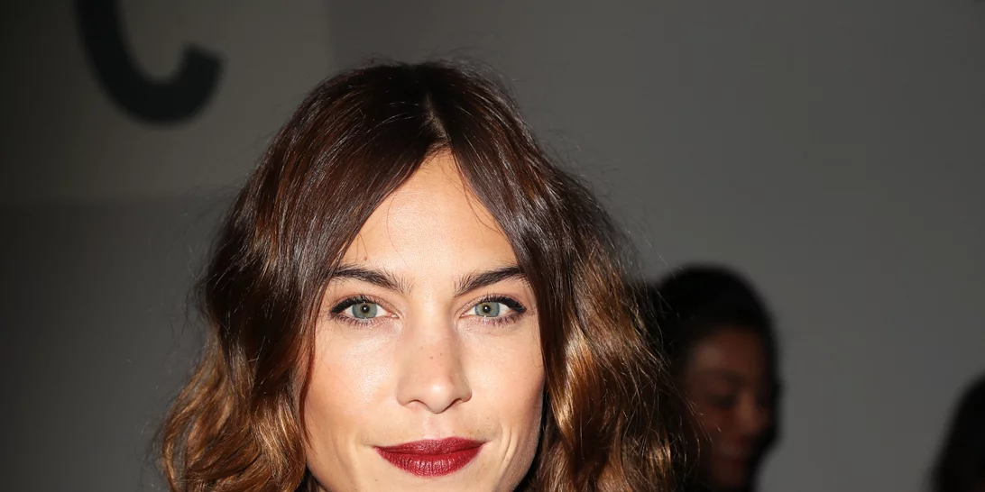 H Alexa Chung φορά με τον πιο απροσδόκητο τρόπο τα sneakers που έχεις από μικρή