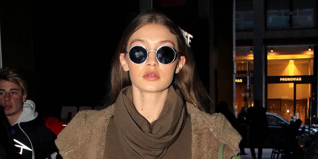 Φόρα το σκισμένο τζιν με ολόσωμο κορμάκι όπως η Gigi Hadid