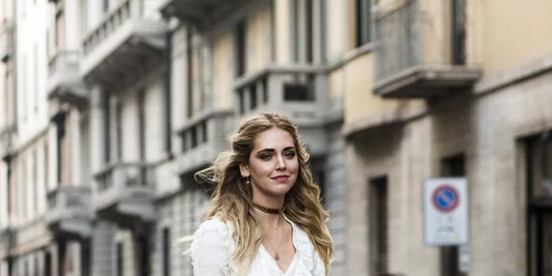 Γιατί τα λευκά sneakers παραμένουν key players για κάθε γκαρνταρόμπα