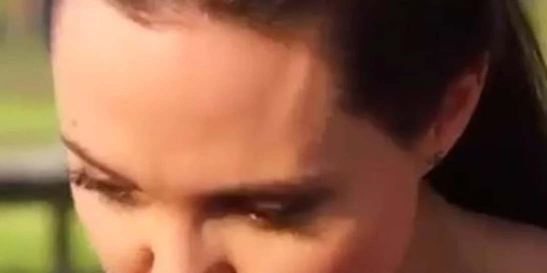 Angelina Jolie: Τρώει έντομα μπροστά στις κάμερες μαζί με τα παιδιά της