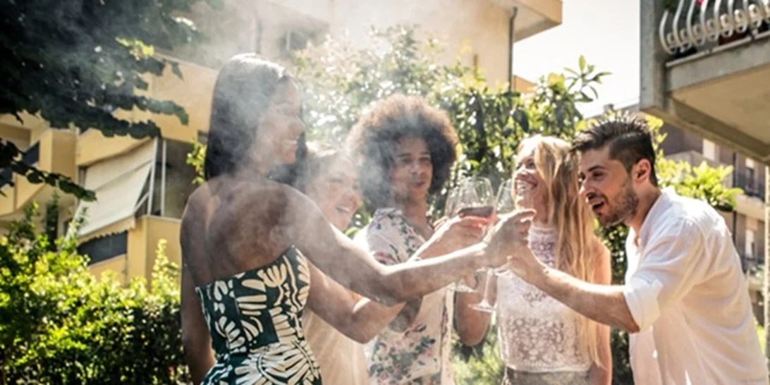 Τσικνοπέμπτη: 5 + 1 tips για να μην το παρακάνεις στο βραδινό τραπέζι