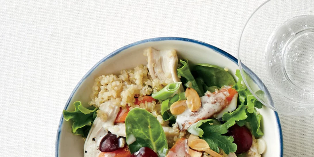 Εύκολες συνταγές για σαλάτα με κοτόπουλο για το γραφείο που είναι πλήρες γεύμα