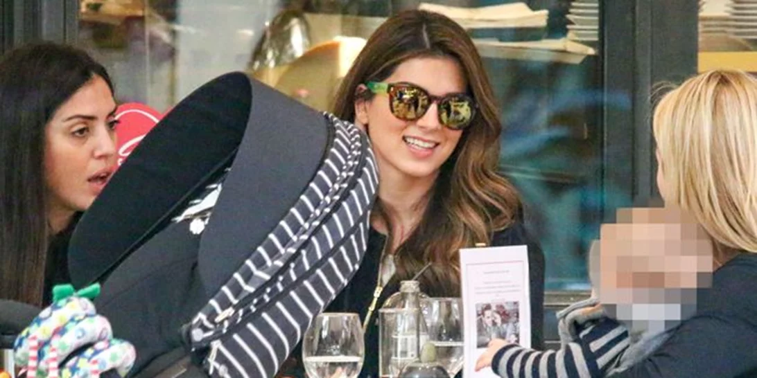 Σταματίνα Τσιμτσιλή: Για καφέ με τις κουμπάρες της