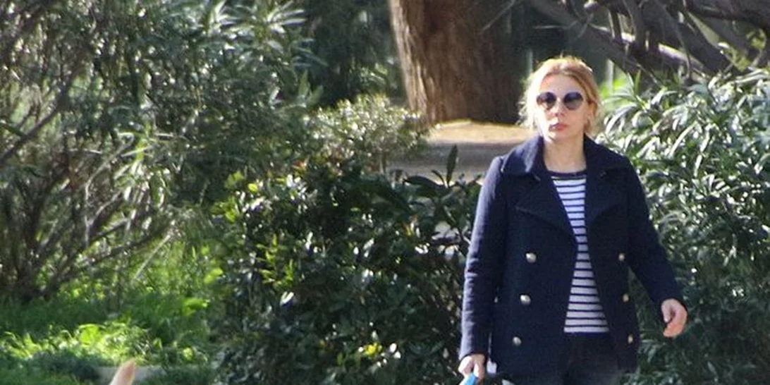 Σμαράγδα Καρύδη - Θοδωρής Αθερίδης: Βόλτα στην Πλάκα με το σκύλο τους