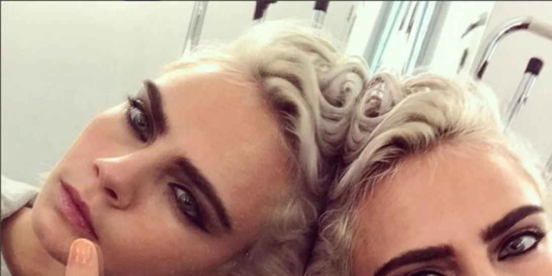 Γιατί πολλοί διάσημοι φωτογραφήθηκαν σχηματίζοντας το γράμμα "W";