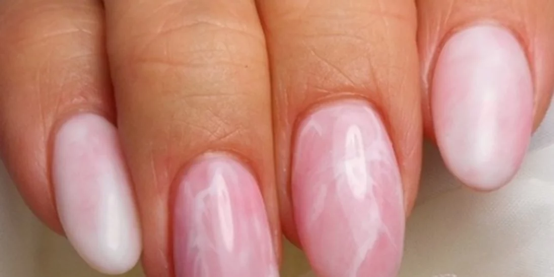 Το νέο trend στα νύχια λέγεται Rose Quartz: Τι είναι και πώς να το κάνεις