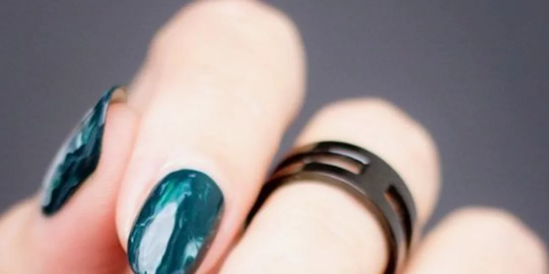 Το απόλυτο gadget για να αφαιρείς εύκολα το ημιμόνιμο μανικιούρ (πρέπει να το δεις)