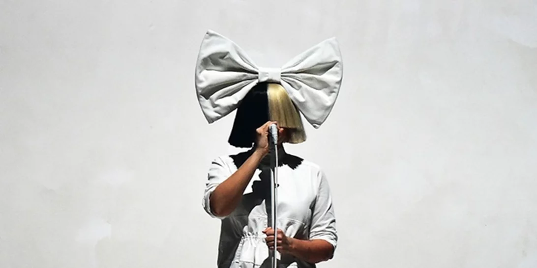 Sia: Έχεις δει ποτέ το πρόσωπο της χωρίς περούκα;