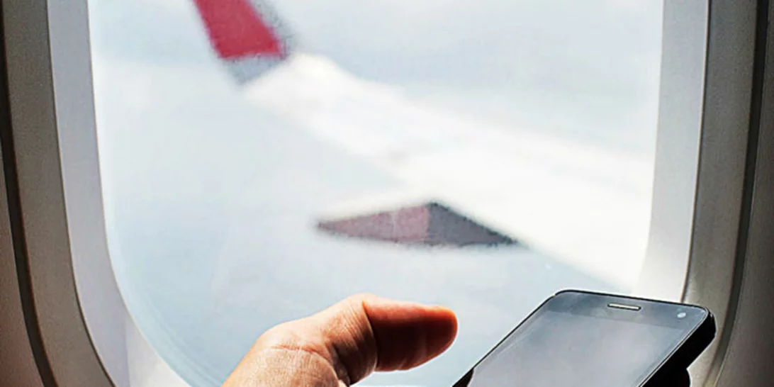 Τι πραγματικά θα συμβεί αν δεν κλείσεις το κινητό σου σε μια πτήση