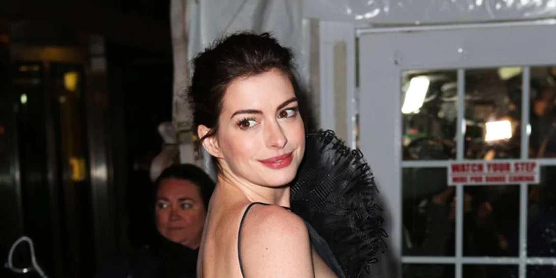 Anne Hathaway: Έκανε την πιο αλλόκοτη δημόσια εμφάνισή της που έχουμε δει ποτέ!