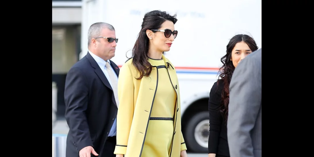 Amal Clooney: Υιοθέτησε το άψογο στυλ εγκυμοσύνης της μέλλουσας μανούλας