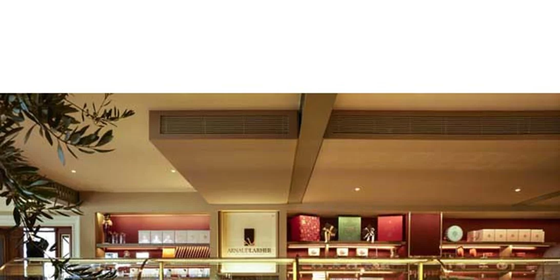 Το ανακαινισμένο GB Corner Gifts & Flavors άνοιξε τις πόρτες του στο ξενοδοχείο Μεγάλη Βρεταννία