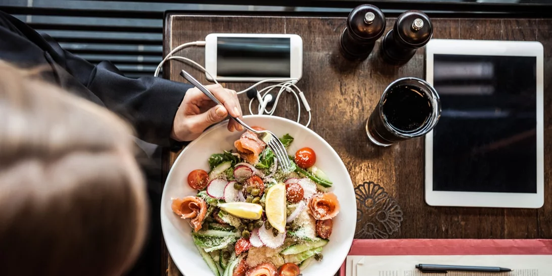 5 χορταστικές σαλάτες με δημητριακά ολικής άλεσης