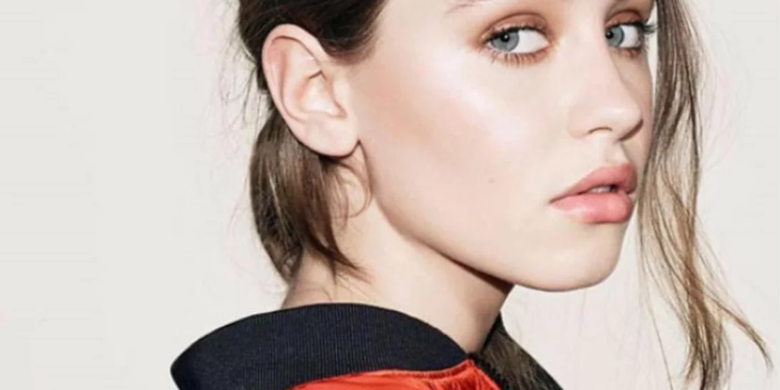 Iris Law | Η κόρη του Jude Law ξύρισε τα μαλλιά της