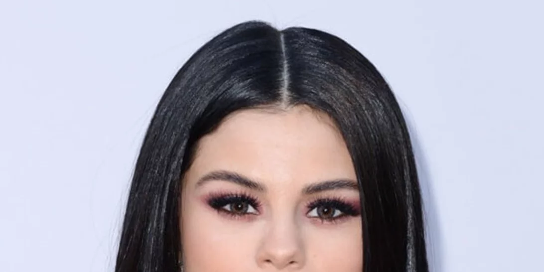 Selena Gomez: Τα τρυφερά φιλιά με τον The Weeknd μπροστά στον φωτογραφικό φακό