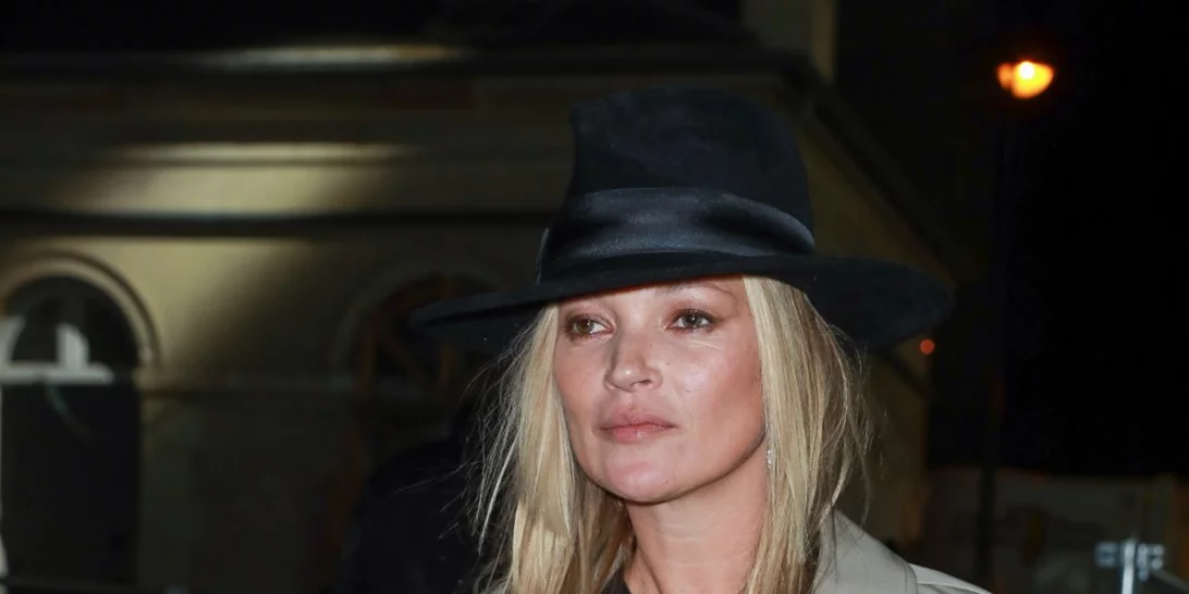 Η Kate Moss σού δείχνει πώς να φορέσεις το trench coat