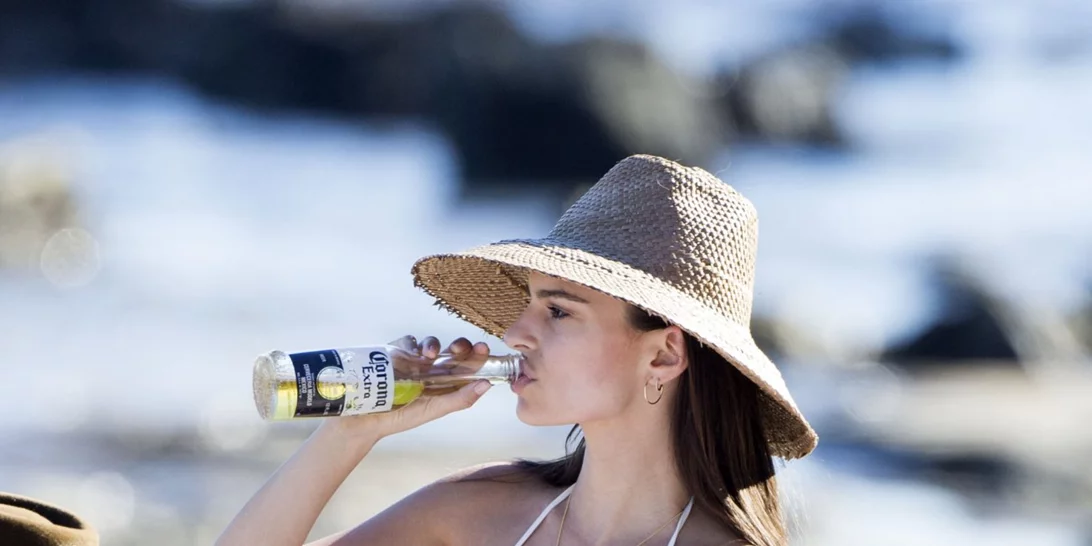 Emily Ratajkowski: Σούπερ σέξι στην παραλία με λευκό μαγιό!