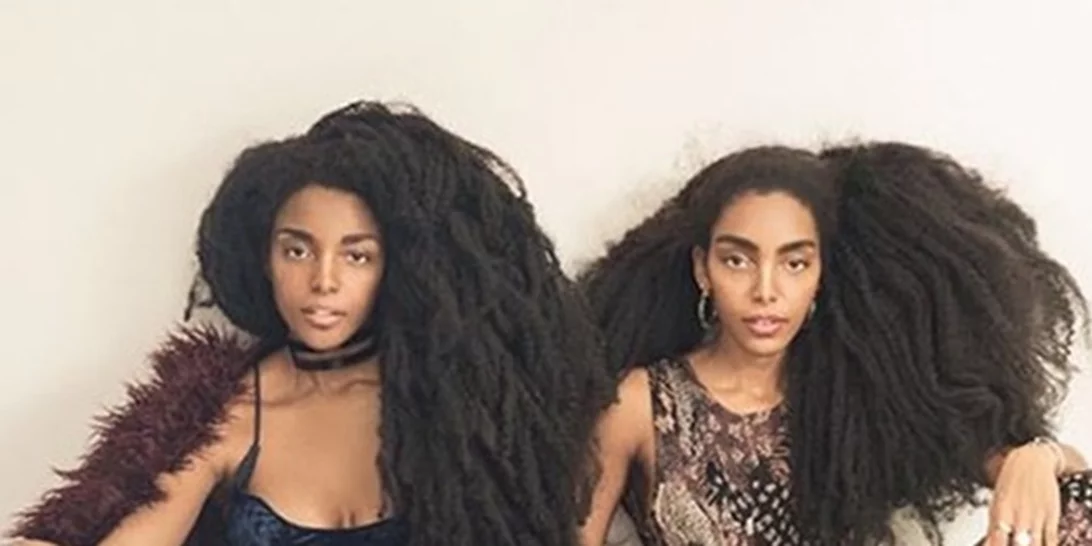 Οι πανομοιότυπες δίδυμες που έγιναν διάσημες χάρη στα περίεργα μαλλιά τους