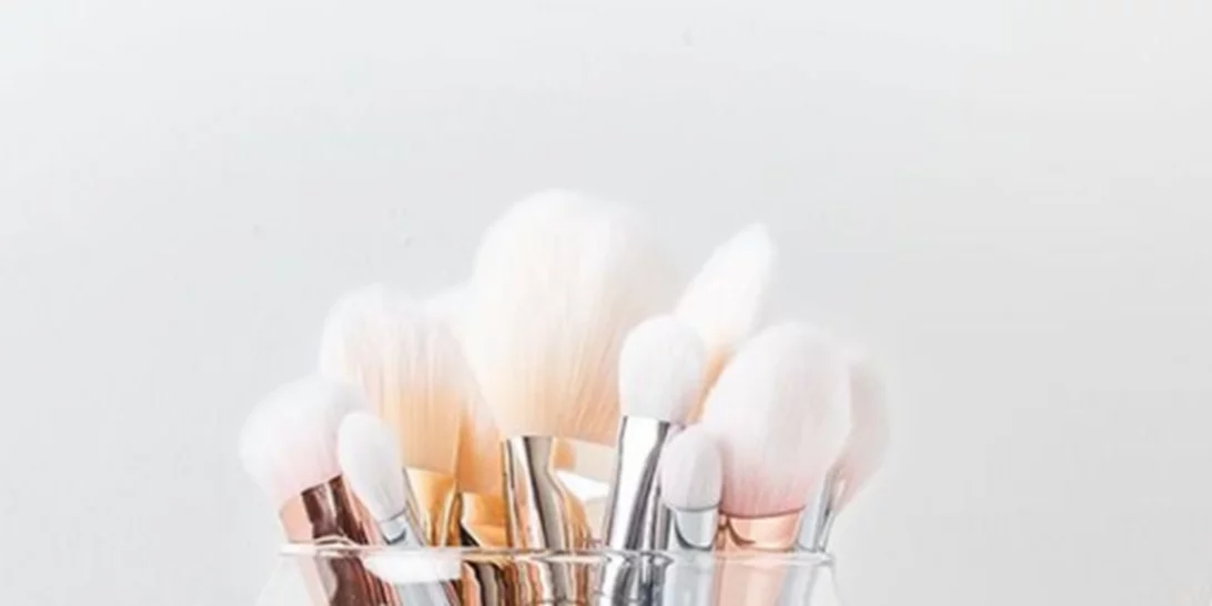 Αυτός είναι ο τρόπος να καθαρίζεις τα πινέλα σου σε μισό λεπτό και να μην το έχεις άγχος