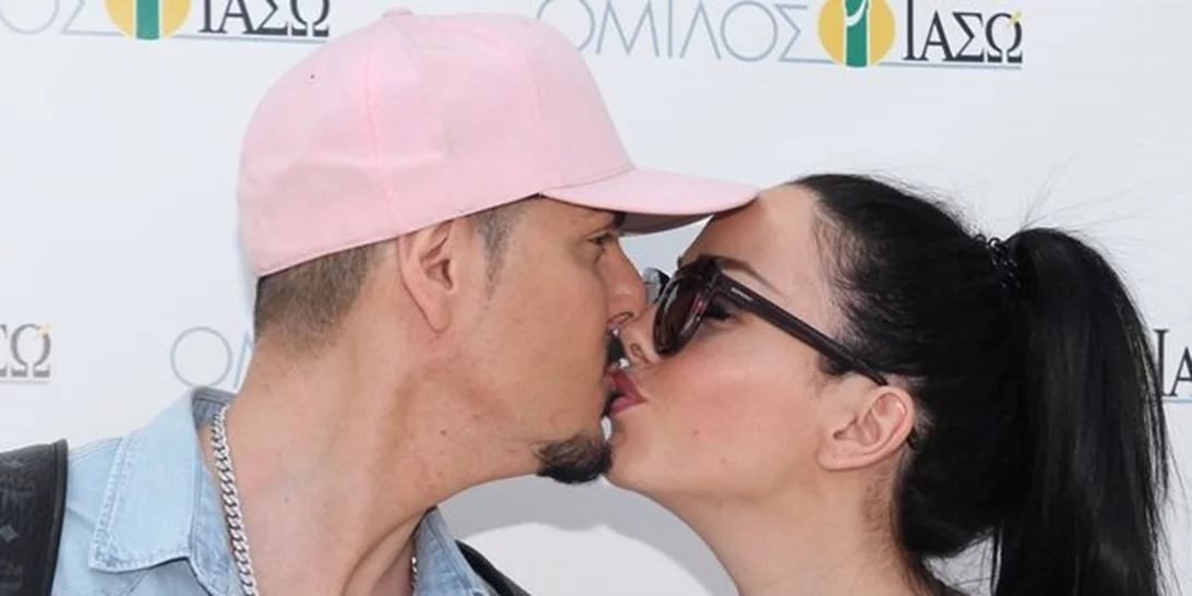 Νίκος Βουρλιώτης - Όλγα Καρπαθάκη: Οι φωτογραφίες από την έξοδο από το μαιευτήριο