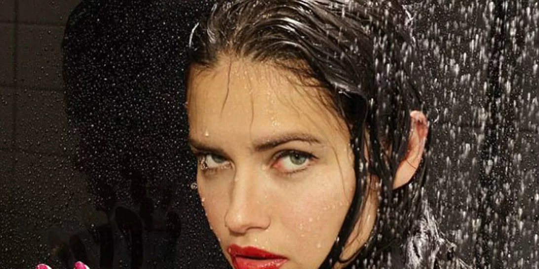 Adriana Lima: Ολόγυμνη στο νέο βίντεο του περιοδικού LOVE