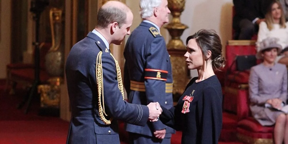 Victoria Beckham: Βασιλική τιμή για τη σχεδιάστρια!