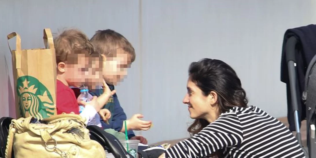 Σοφία Καρβέλα: Η φωτογραφία με τους γονείς της από τα παιδικά της χρόνια