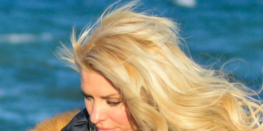 Ελένη Μενεγάκη: Απόδραση στην Άνδρο με τον Ματέο και τον γιο της