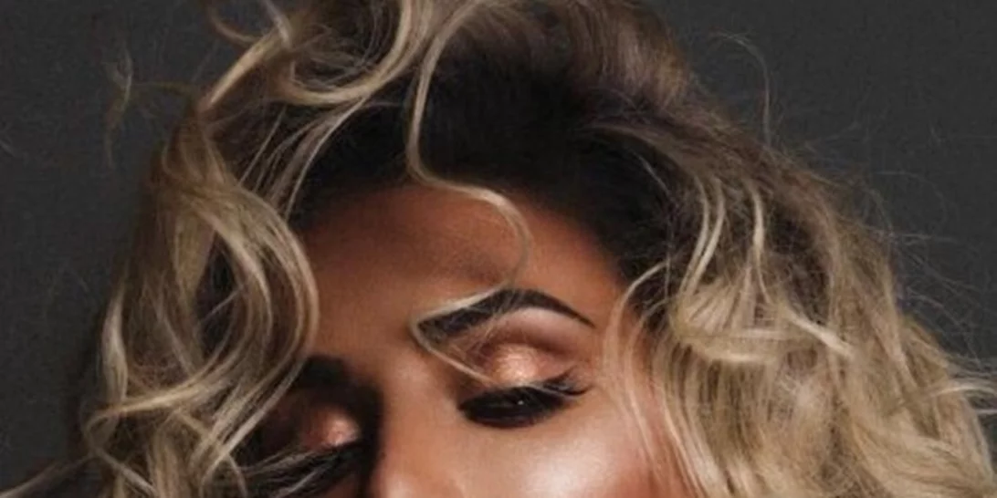 Αυτά είναι τα καλύτερα νέα που ακούσαμε για το Huda Beauty από τα χείλη της Huda (και ναι, μίλησε Ελληνικά)