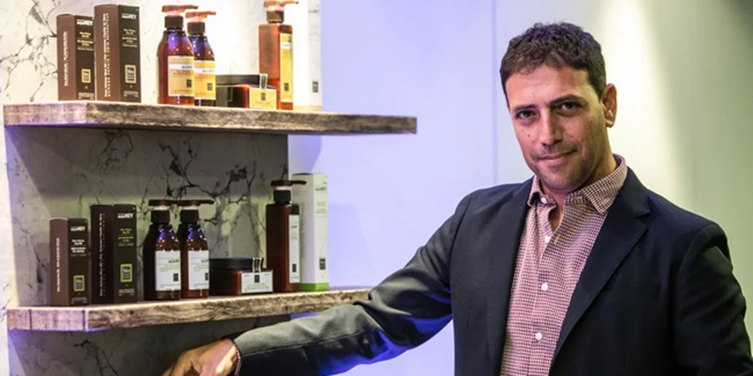 Συναντήσαμε τον δημιουργό της Saryna Key, του αγαπημένου beauty brand για μαλλιά