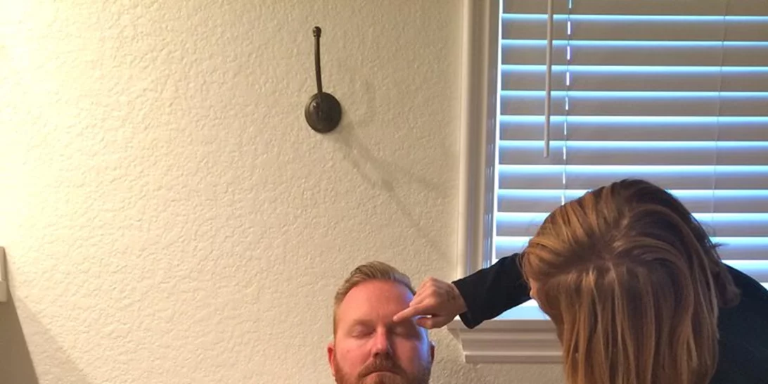 Δες τι κάνει αυτός ο γλυκός πατέρας για τον μικρό γιο του που λατρέυει το μακιγιάζ!