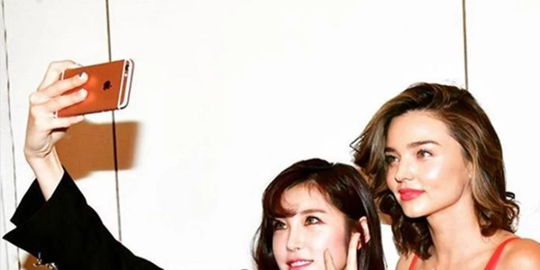 Miranda Kerr: Στο κόκκινο χαλί με φόρεμα H&Μ