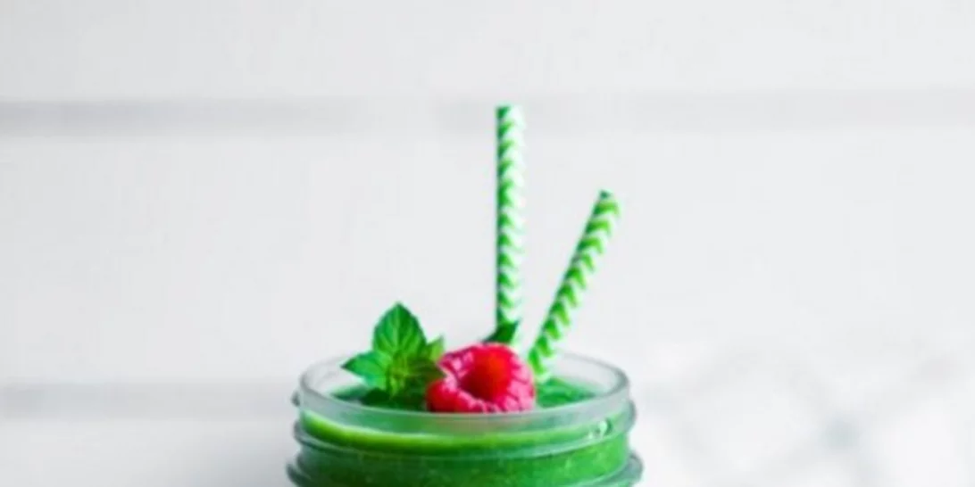 2 πράσινα smoothies αποτοξίνωσης που δρουν χωνευτικά και διώχνουν τις τοξίνες (με λαχανικά!)