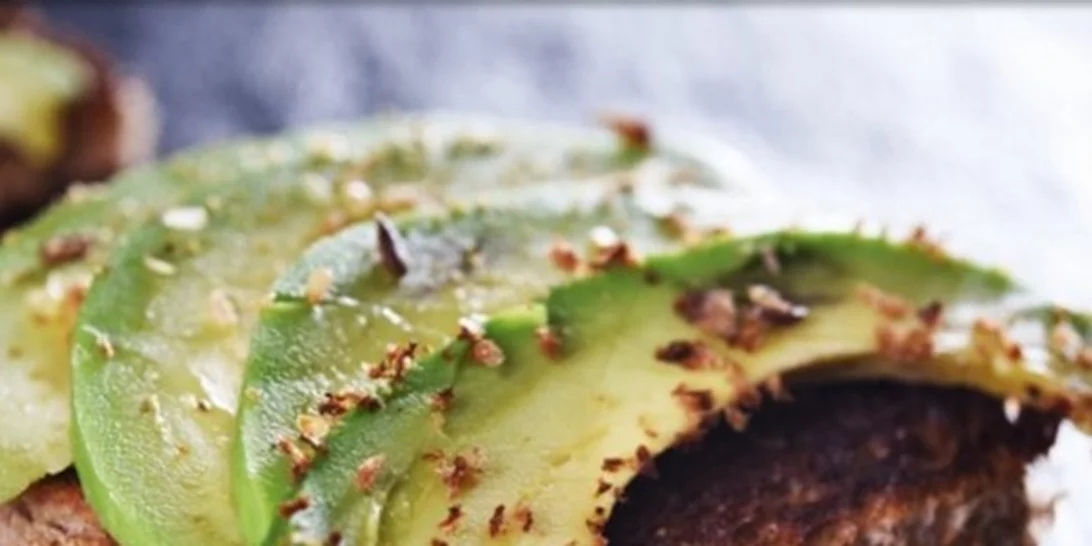 Πώς θα φτιάξεις ψωμί από κινόα (και ένα τέλειο spread με αβοκάντο!)