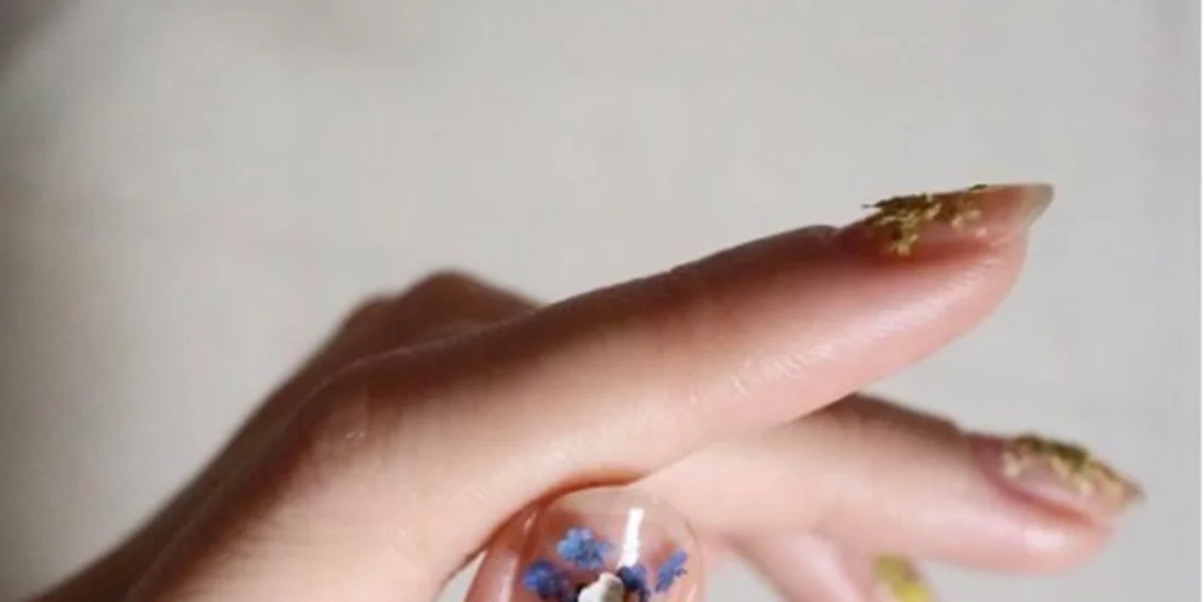 Μανικιούρ με αποξηραμένα λουλούδια: Κι όμως!