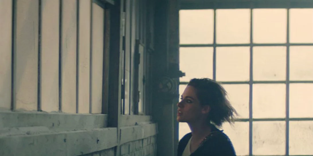 Τι συμβαίνει πίσω από τις κάμερες μιας καμπάνιας μόδας; Η Kristen Stewart μάς δίνει μια γεύση!