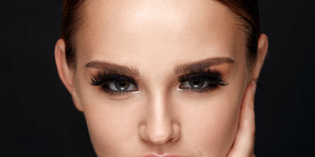 Η νέα περίεργη τάση στα φρύδια που λατρεύουν όλες οι beauty bloggers!