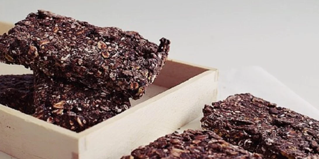 Σπιτικές μπάρες πρωτεΐνης με σοκολάτα και βρώμη έτοιμες σε 5 λεπτά!