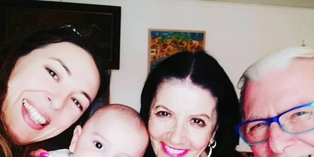 Η Ζωζώ Σαπουντζάκη τραγουδά στον μπέμπη του Κώστα Βουτσά