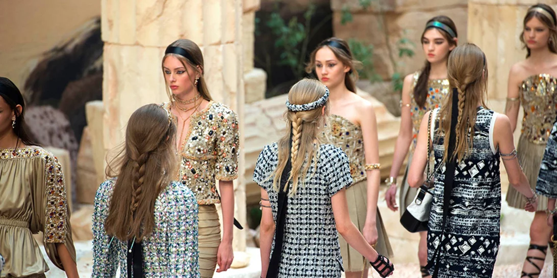 Chanel Cruise 2018: Το fashion show που έφερε ξανά την Αρχαία Ελλάδα στο προσκήνιο