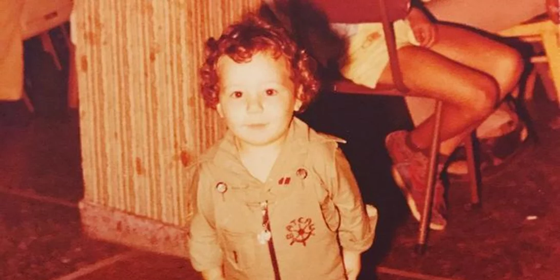 Ποιος Έλληνας παρουσιαστής είναι το παιδάκι της φωτογραφίας;