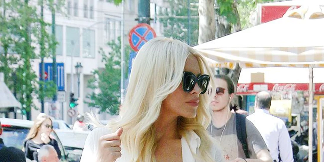 Κατερίνα Καινούργιου: Βόλτα στο Σύνταγμα με αθλητικό look