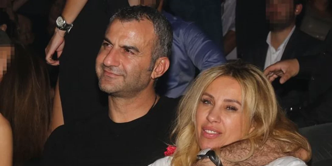 Γωγώ Μαστροκώστα - Τραϊανός Δέλλας: Τα «καυτά» φιλιά του ζευγαριού σε νυχτερινό κέντρο